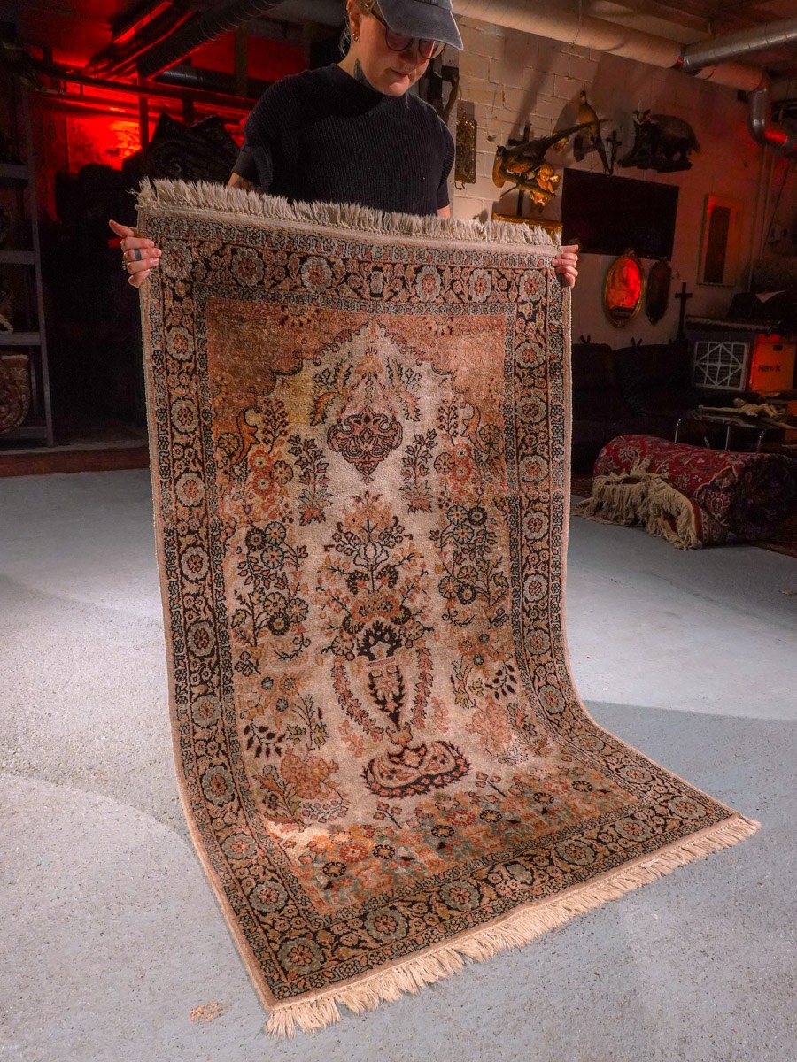 Vaalea käsinsolmittu Kashmir-silkkimatto, 164 × 96 cm