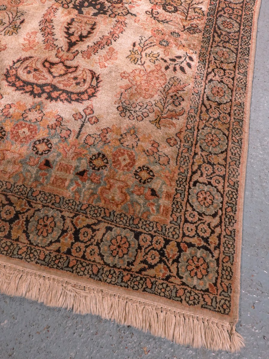Vaalea käsinsolmittu Kashmir-silkkimatto, 164 × 96 cm
