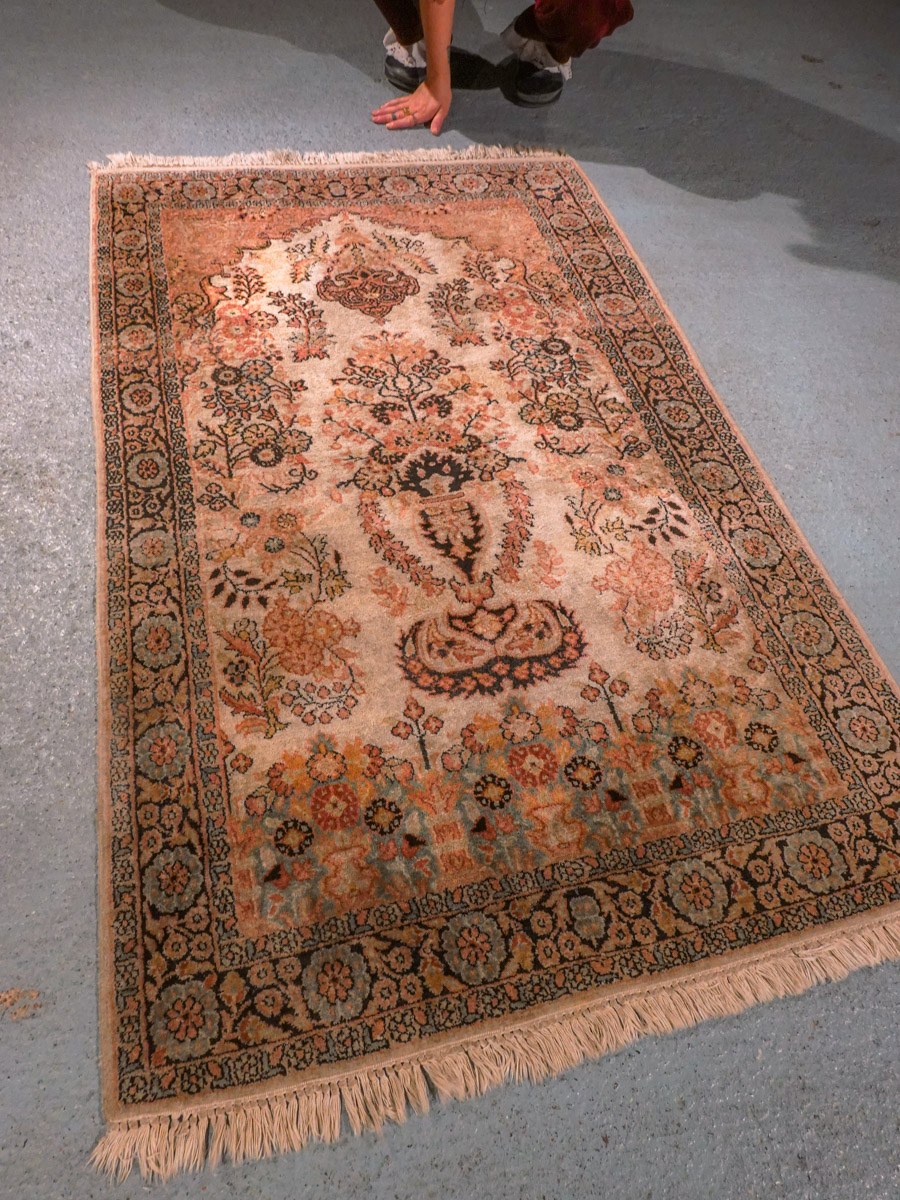 Vaalea käsinsolmittu Kashmir-silkkimatto, 164 × 96 cm