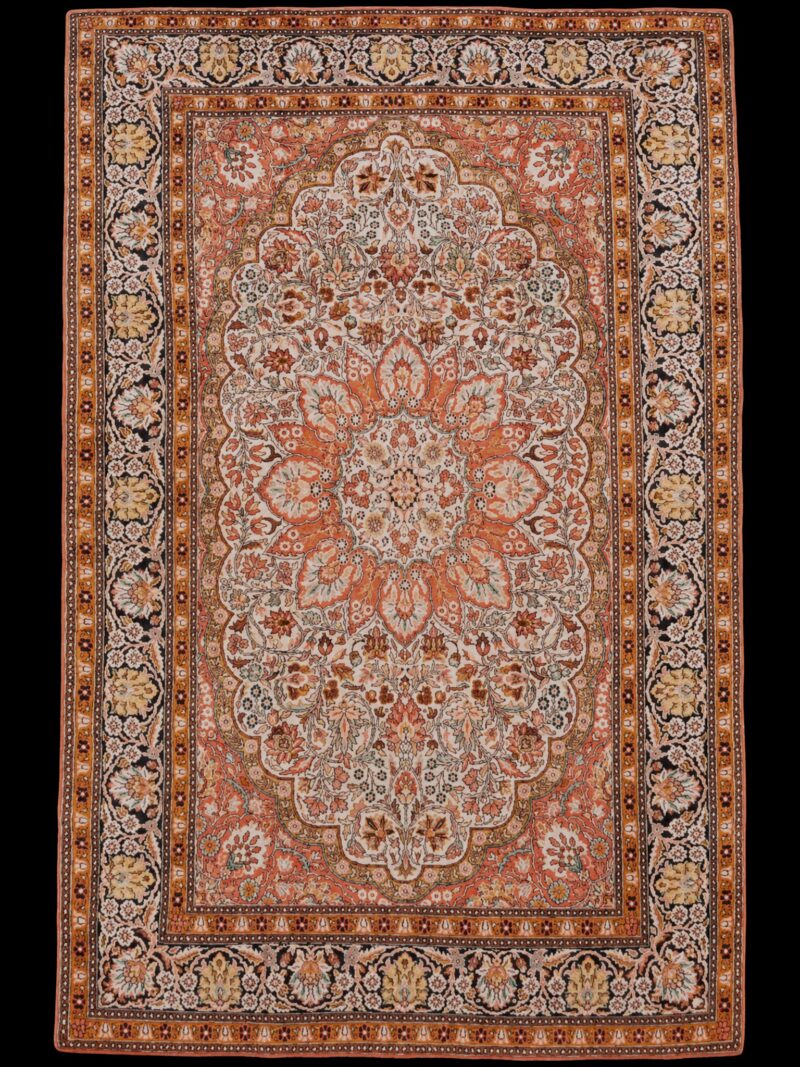 Vaalea käsinsolmittu Kashmir-silkkimatto, 184 × 122 cm