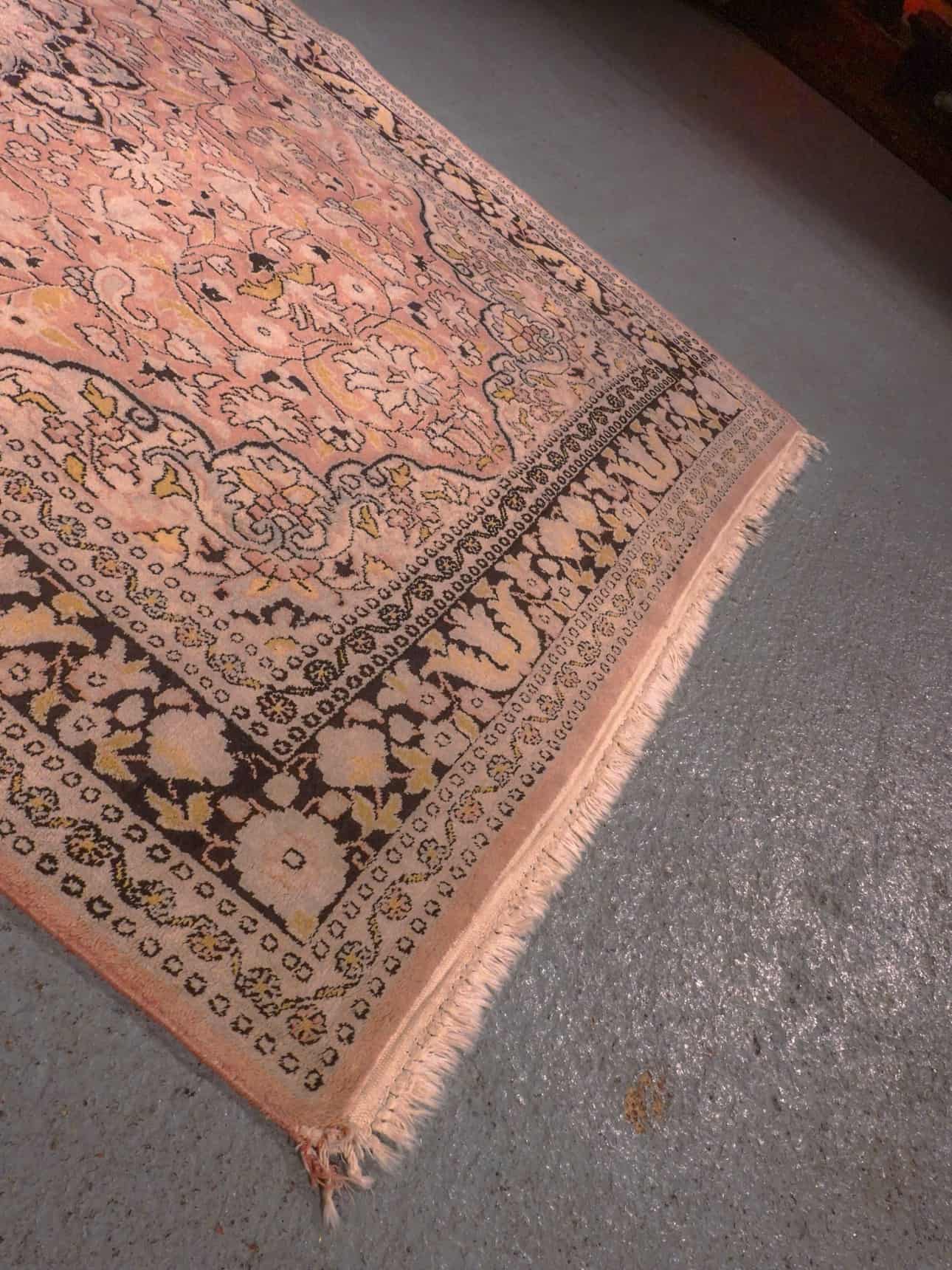 Vaalea käsinsolmittu Kashmir-silkkimatto, 185 × 121 cm