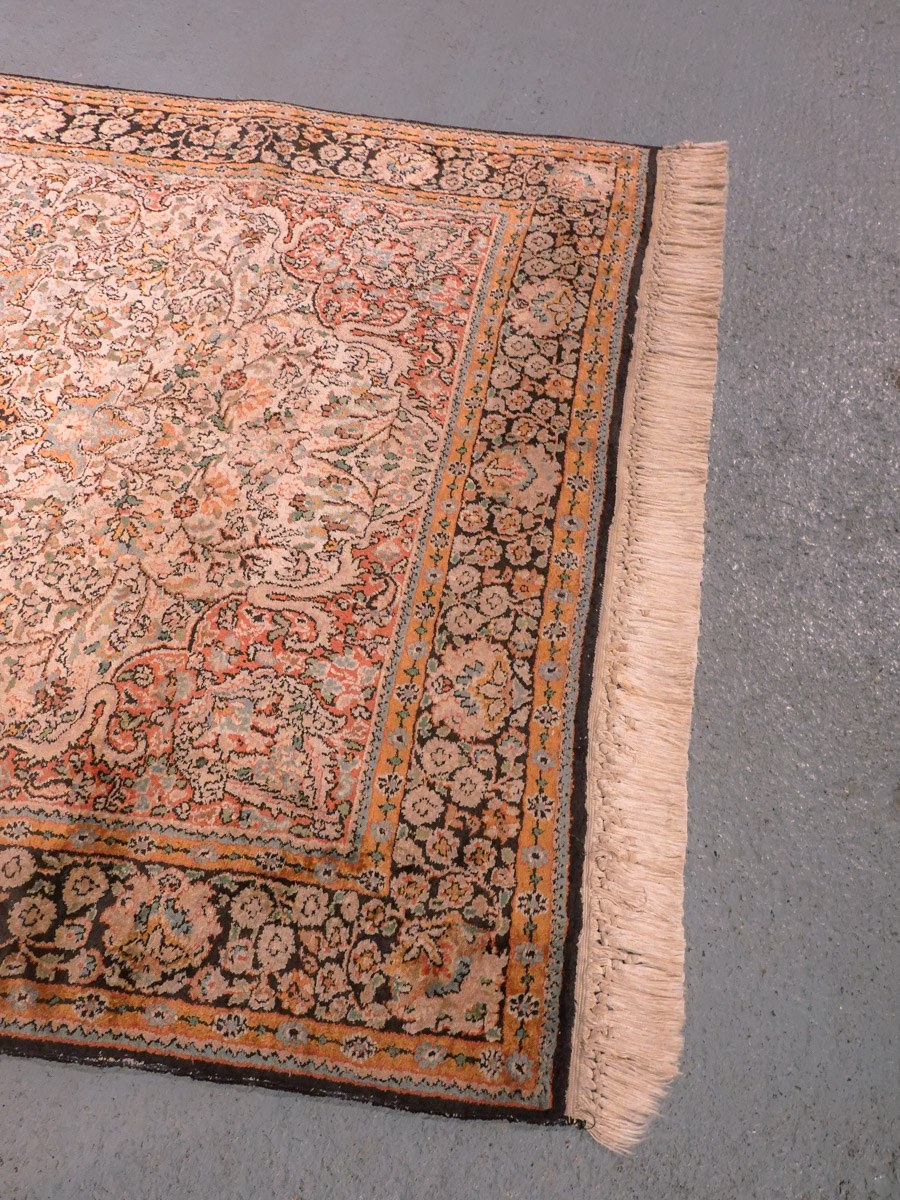 Vaalea käsinsolmittu Kashmir-silkkimatto, 188 × 121 cm
