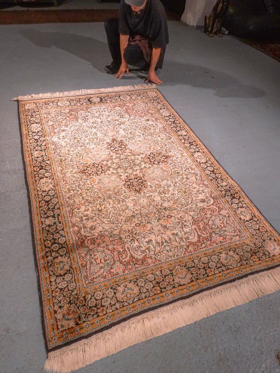 Vaalea käsinsolmittu Kashmir-silkkimatto, 188 × 121 cm