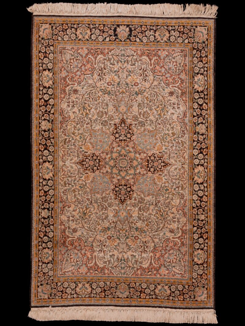 Vaalea käsinsolmittu Kashmir-silkkimatto, 188 × 121 cm