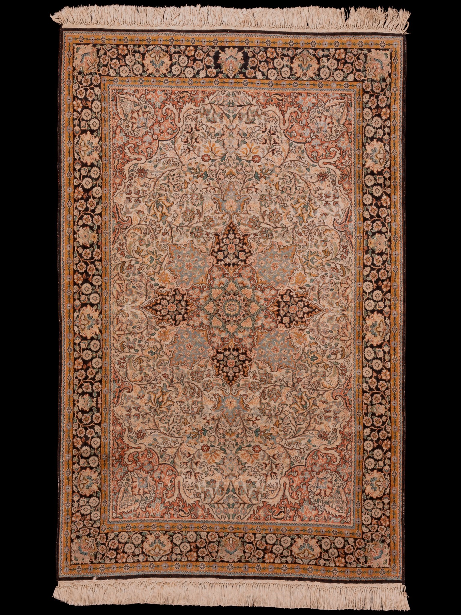 Vaalea käsinsolmittu Kashmir-silkkimatto, 188 × 121 cm