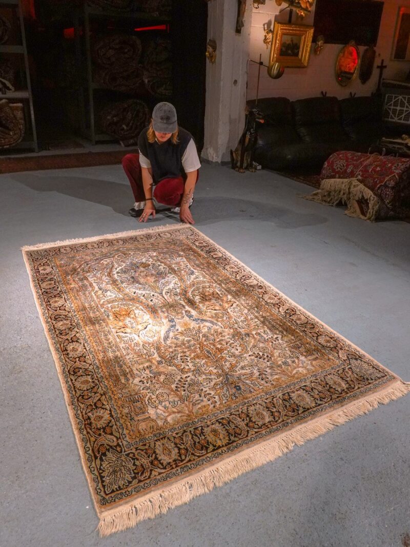 Vaalea käsinsolmittu Kashmir-silkkimatto, 190 × 120 cm