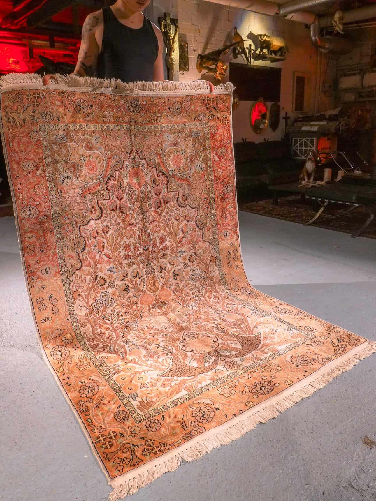 Vaalea käsinsolmittu Kashmir-silkkimatto, 195 × 123 cm