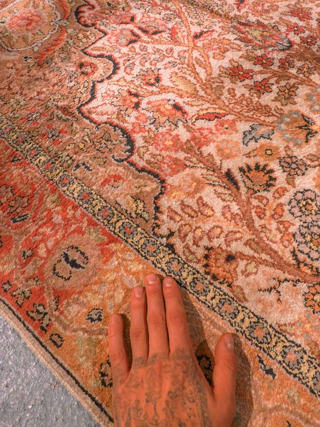 Vaalea käsinsolmittu Kashmir-silkkimatto, 195 × 123 cm