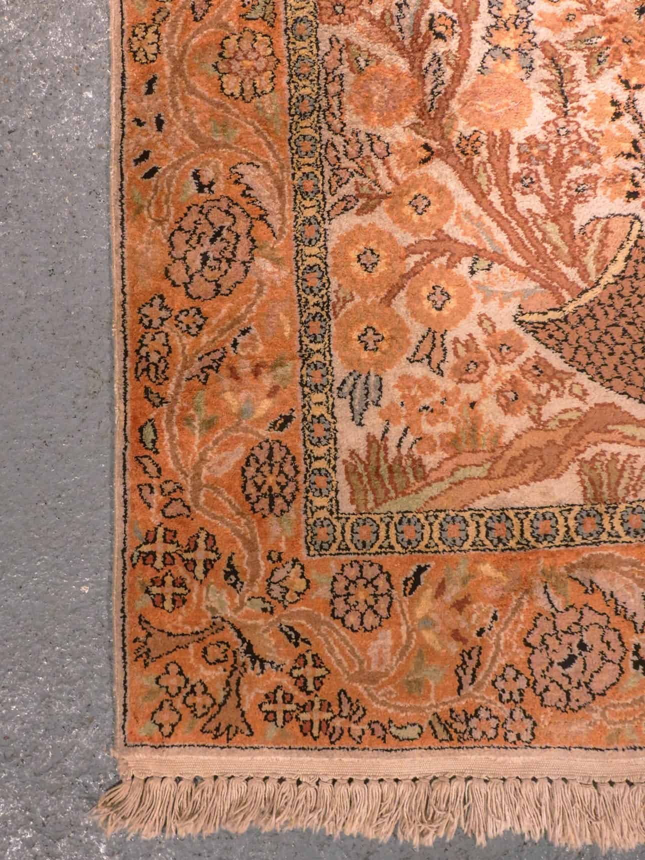 Vaalea käsinsolmittu Kashmir-silkkimatto, 195 × 123 cm