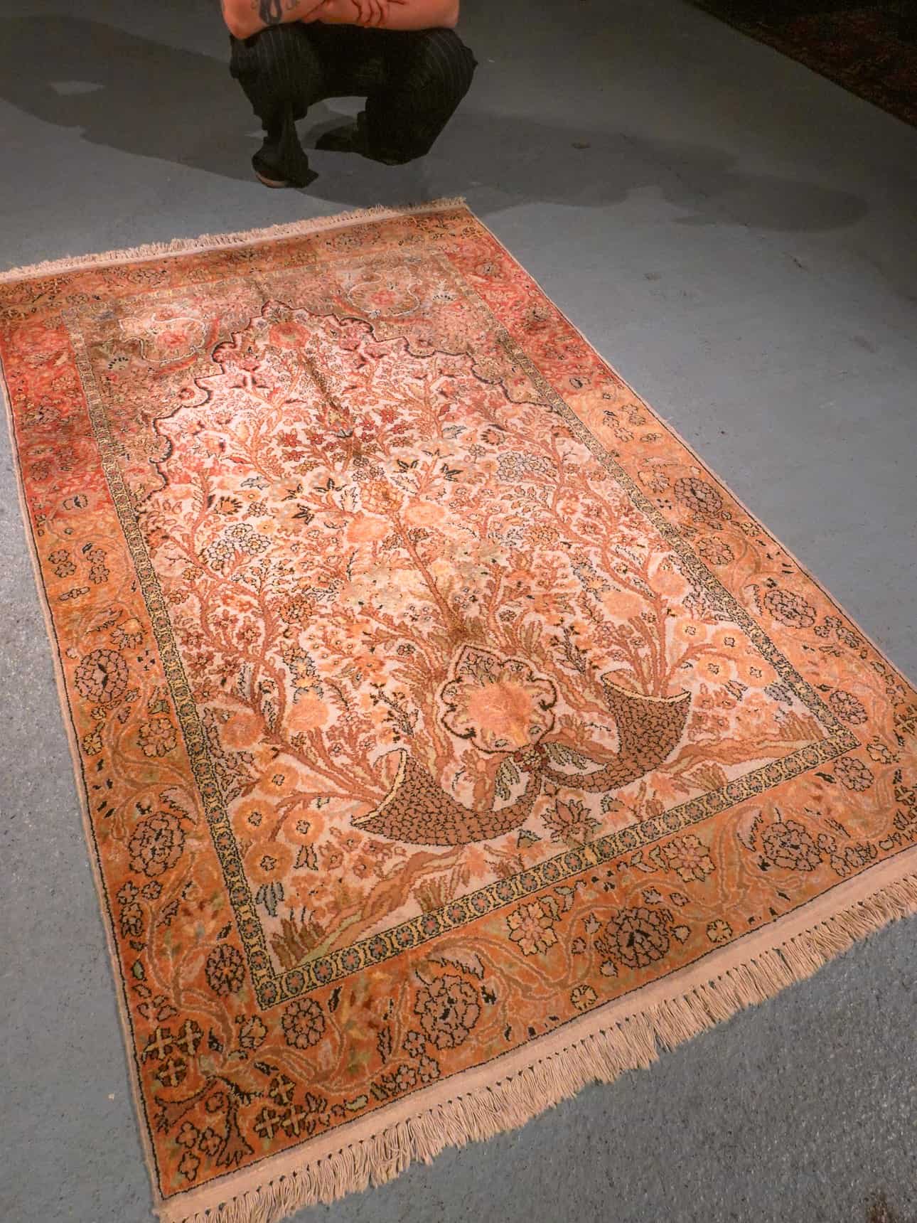 Vaalea käsinsolmittu Kashmir-silkkimatto, 195 × 123 cm