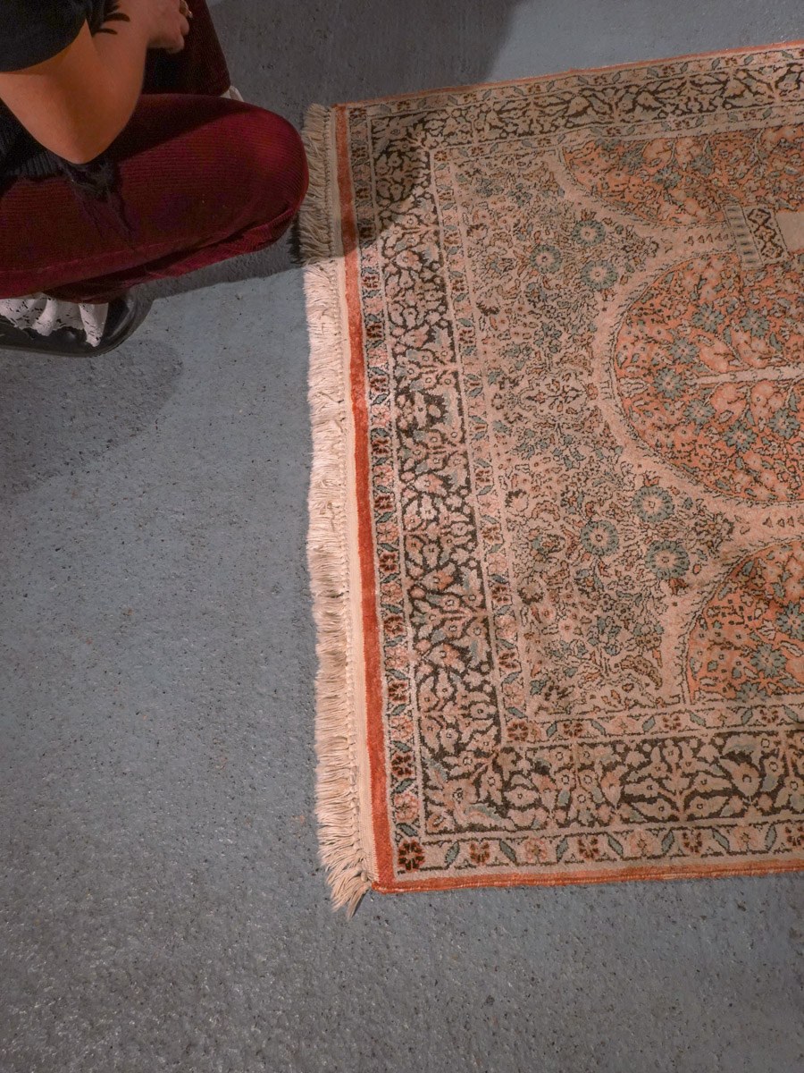 Maanläheinen käsinsolmittu Kashmir-silkkimatto, 197 × 127 cm
