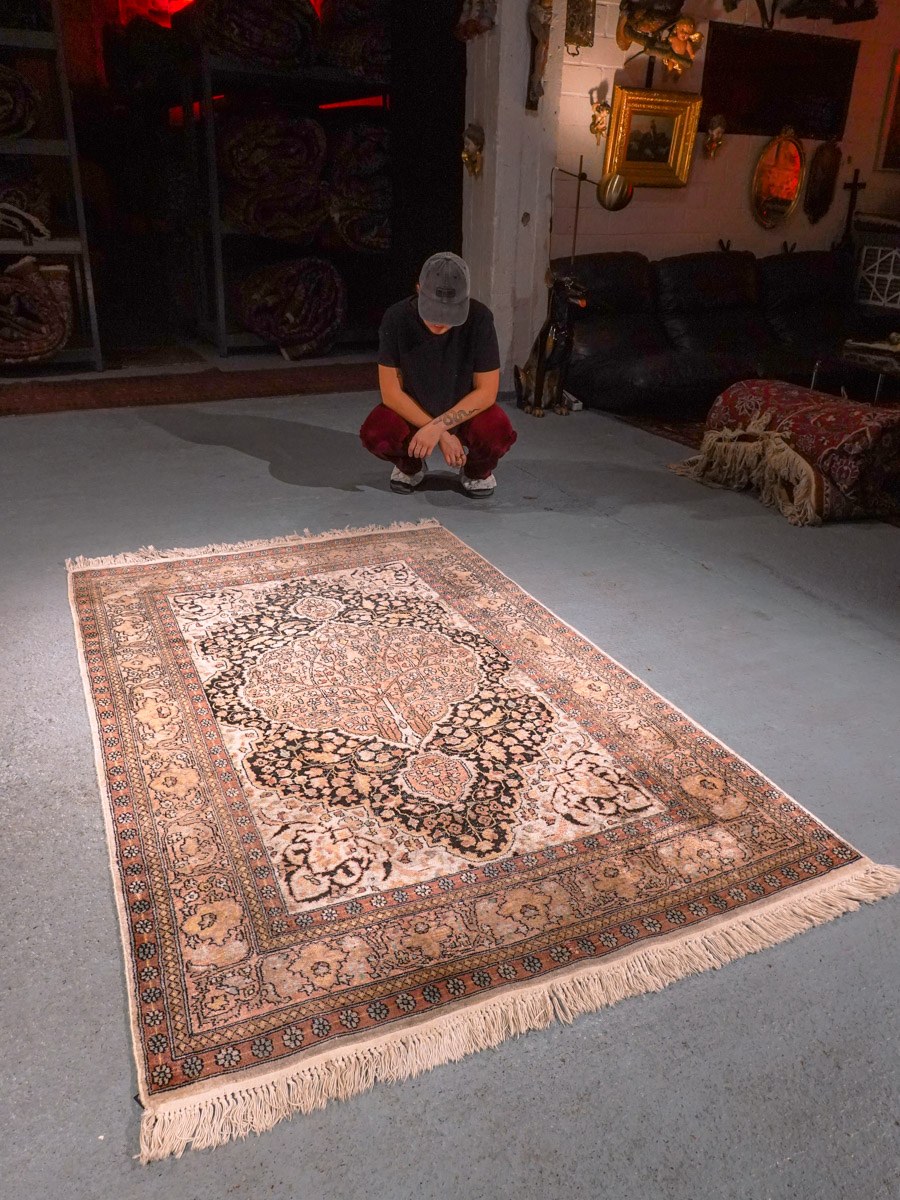 Vaalea käsinsolmittu Kashmir-silkkimatto, 200 × 127 cm