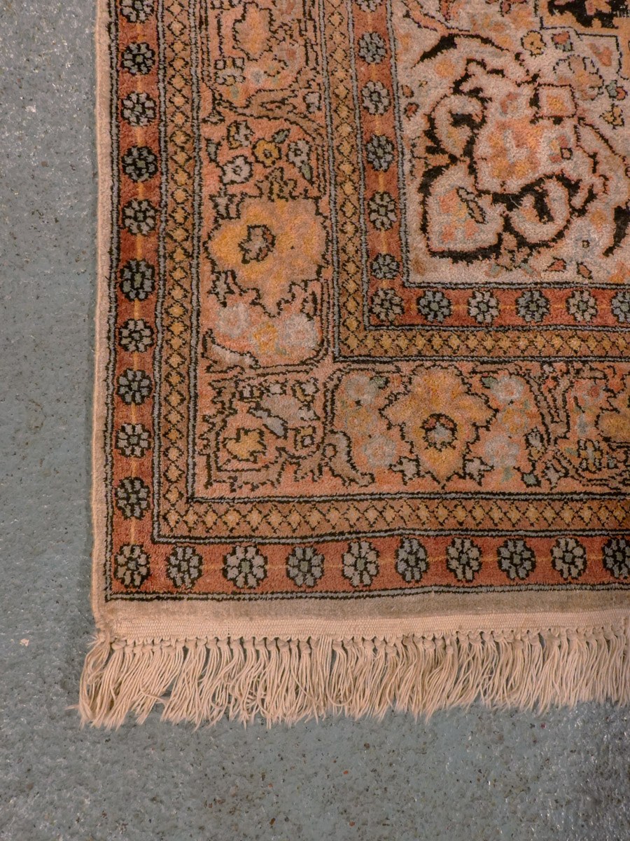 Vaalea käsinsolmittu Kashmir-silkkimatto, 200 × 127 cm