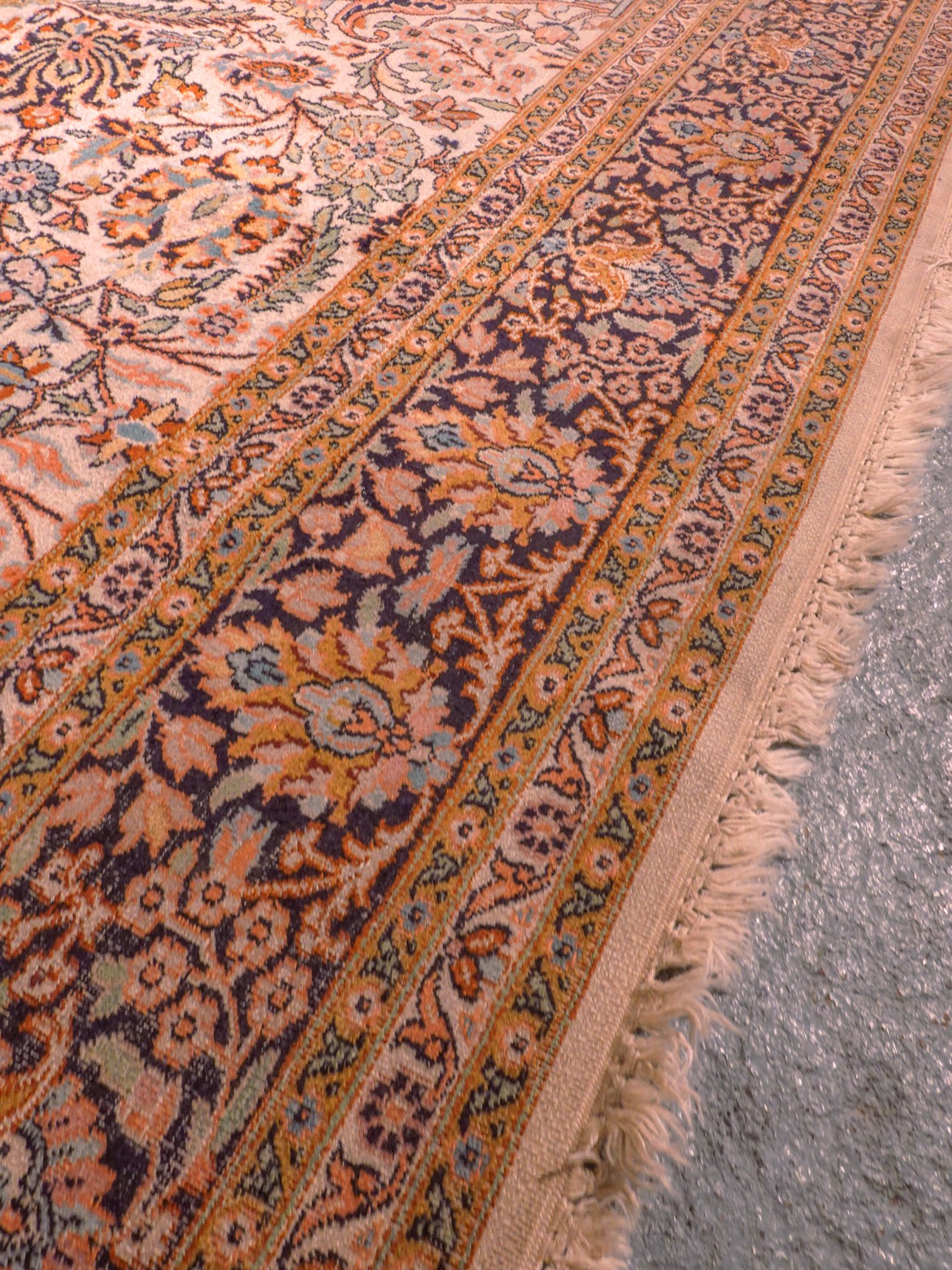 Vaalea käsinsolmittu Kashmir-silkkimatto, 236 × 156 cm