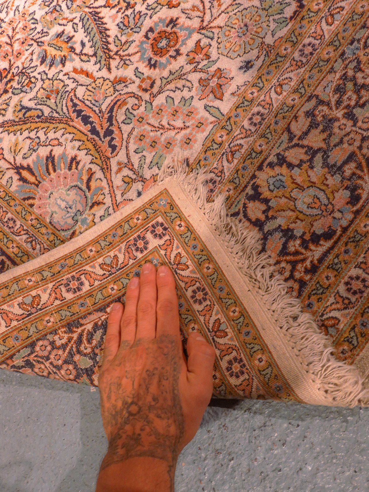 Vaalea käsinsolmittu Kashmir-silkkimatto, 236 × 156 cm