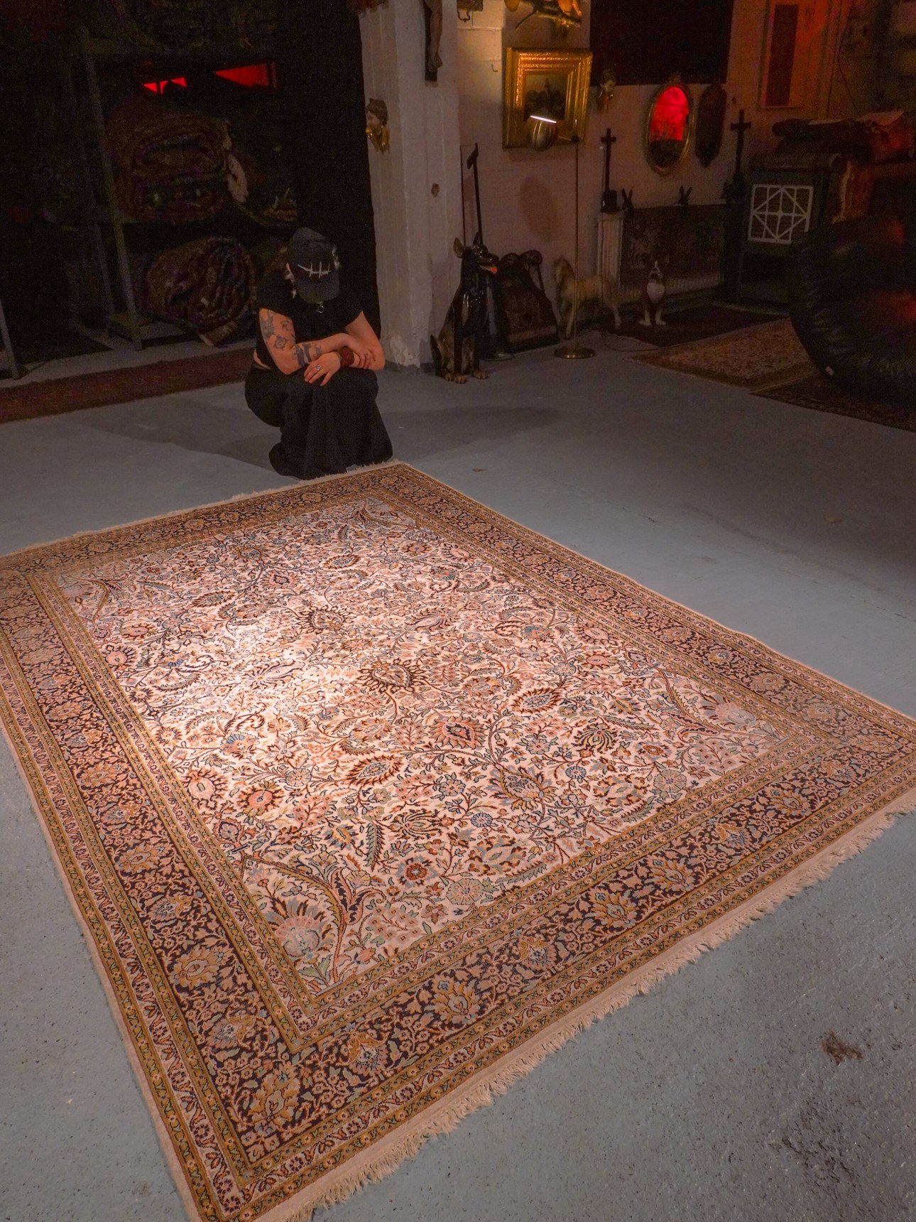Vaalea käsinsolmittu Kashmir-silkkimatto, 236 × 156 cm