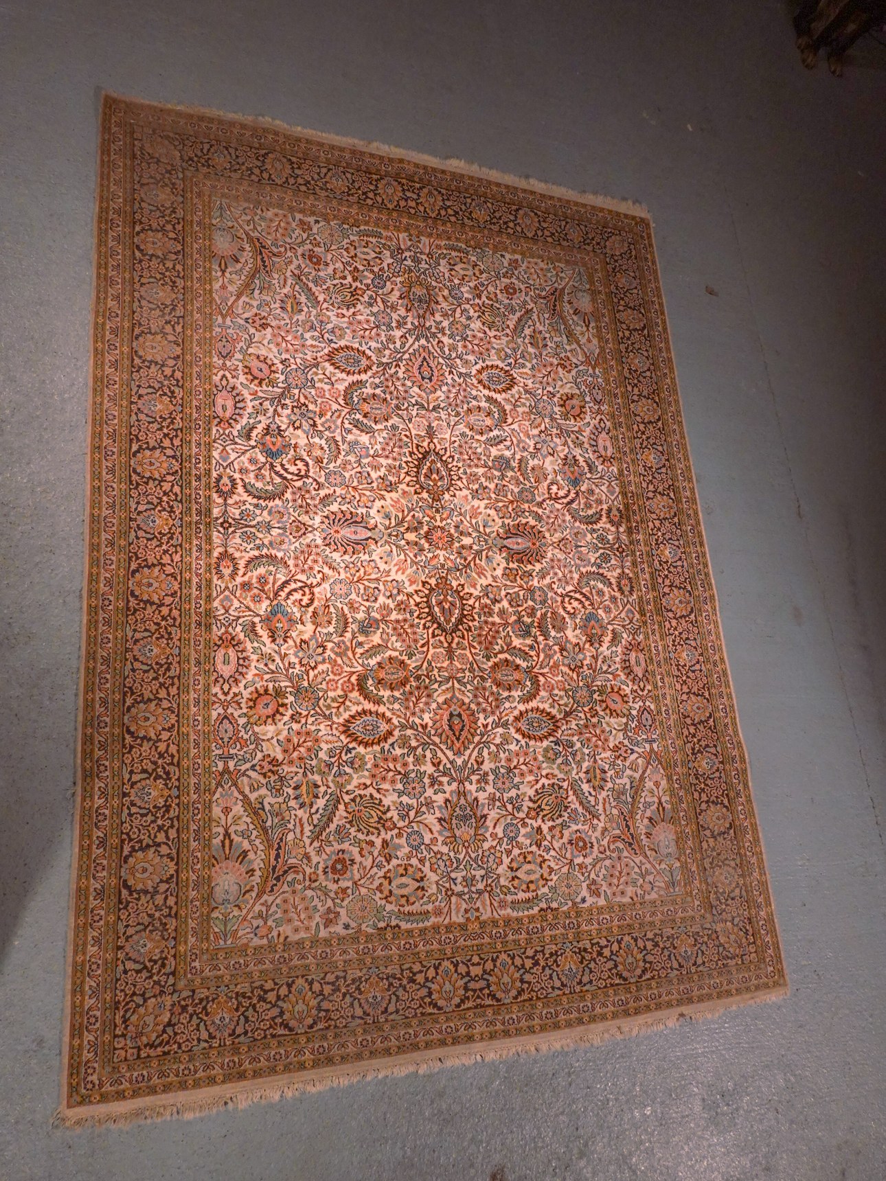 Vaalea käsinsolmittu Kashmir-silkkimatto, 236 × 156 cm
