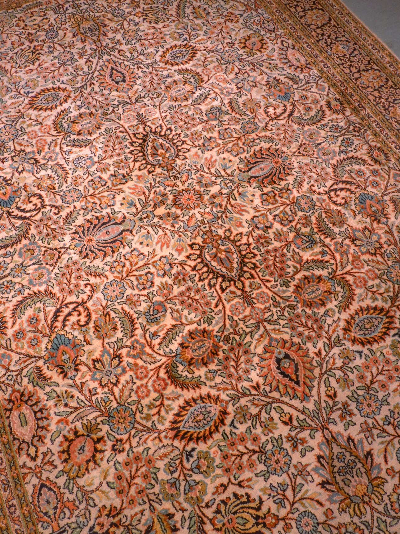 Vaalea käsinsolmittu Kashmir-silkkimatto, 236 × 156 cm
