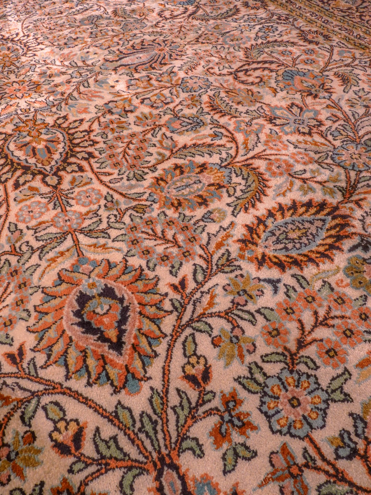 Vaalea käsinsolmittu Kashmir-silkkimatto, 236 × 156 cm