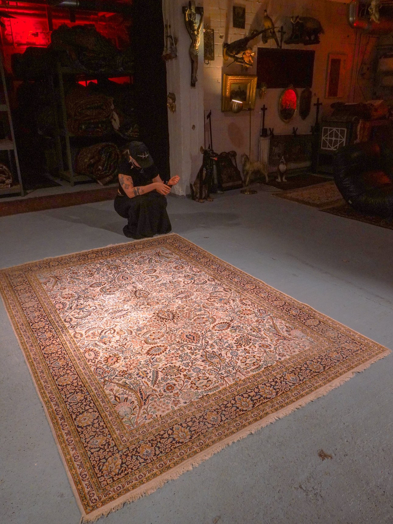 Vaalea käsinsolmittu Kashmir-silkkimatto, 236 × 156 cm