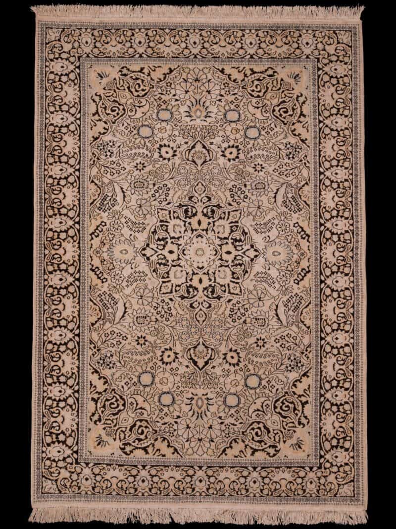 Vaalea käsinsolmittu Kashmir-silkkimatto, 275 × 188 cm