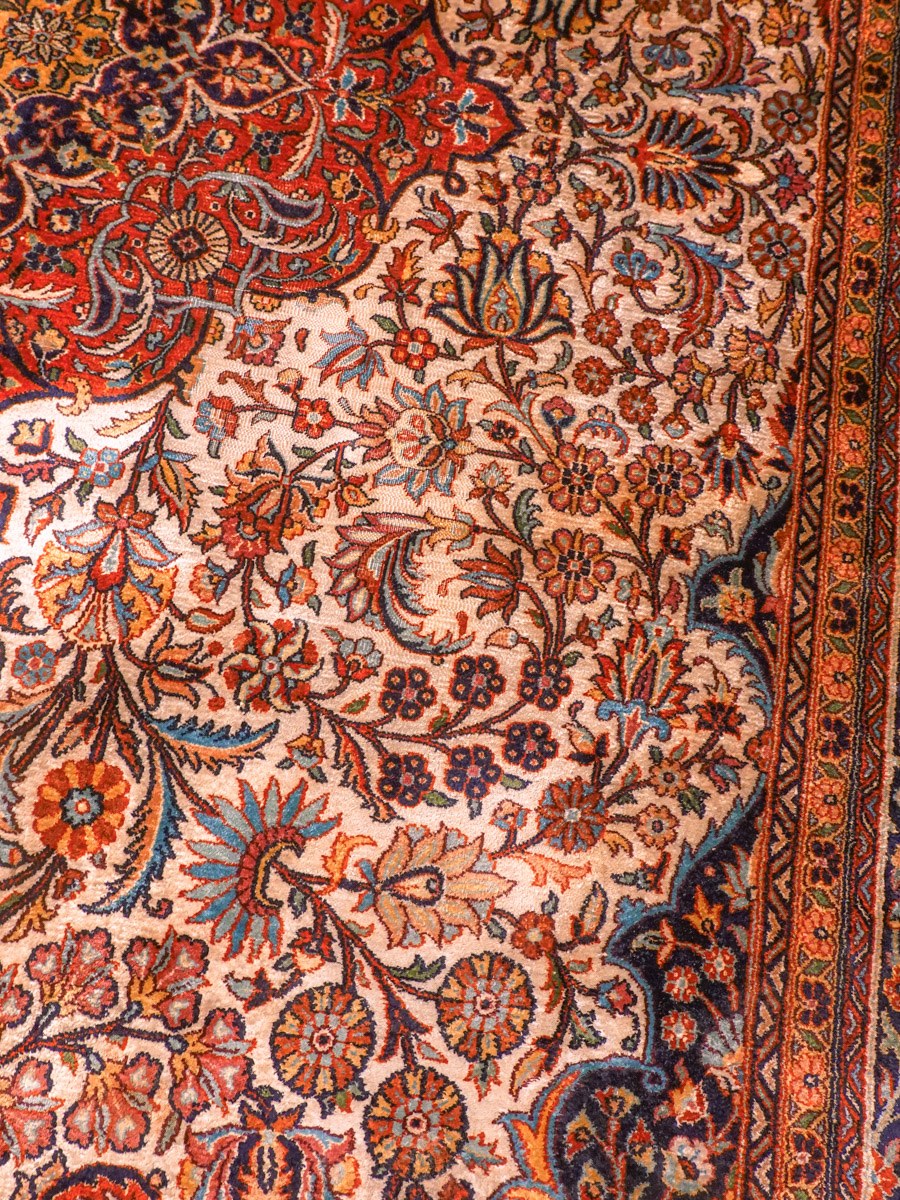Vaalea käsinsolmittu Kashmir-silkkimatto, 285 × 184 cm
