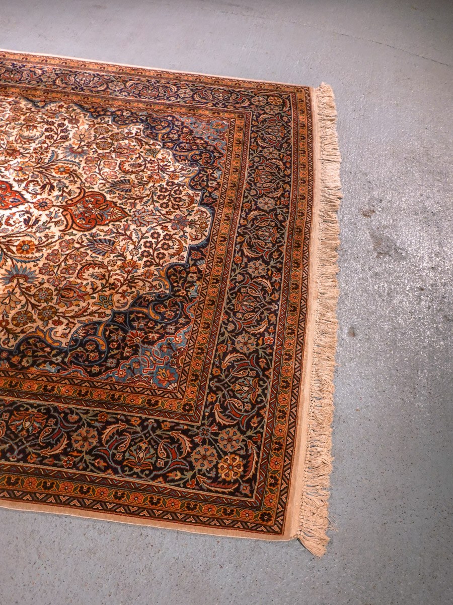 Vaalea käsinsolmittu Kashmir-silkkimatto, 285 × 184 cm