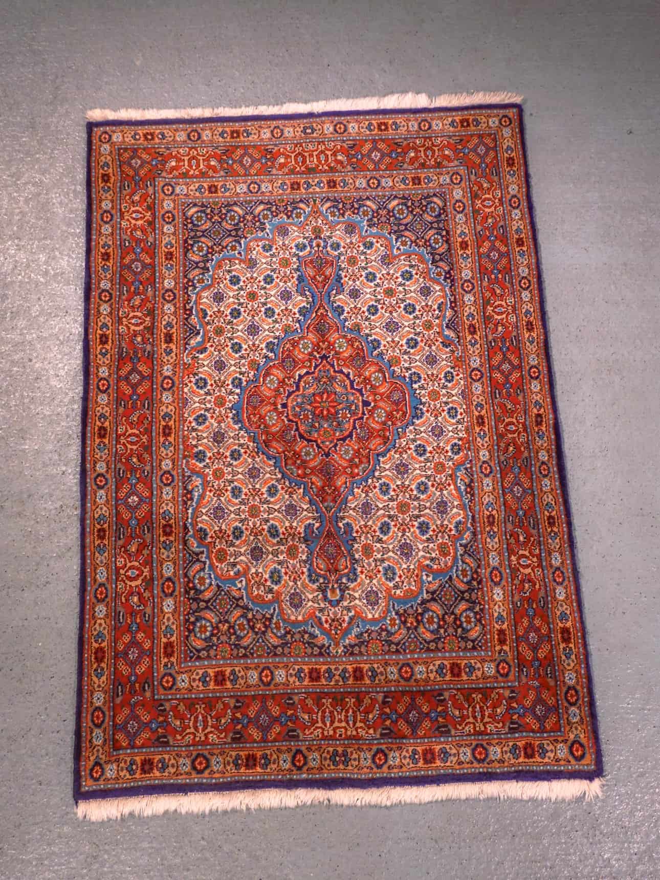 Maanläheinen käsinsolmittu Moud-villamatto, 147 × 98 cm