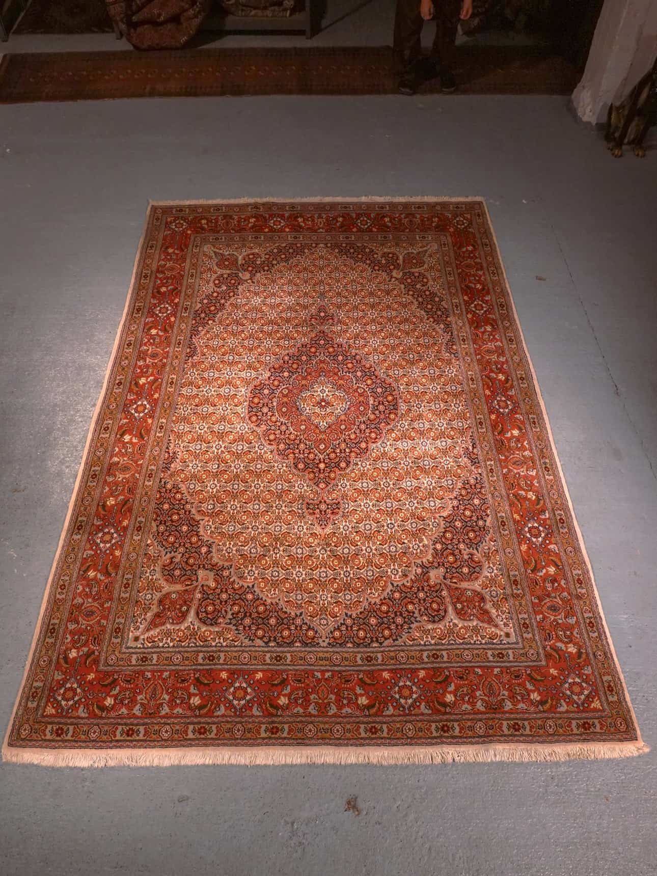 Maanläheinen käsinsolmittu Moud-villamatto, 297 × 197 cm