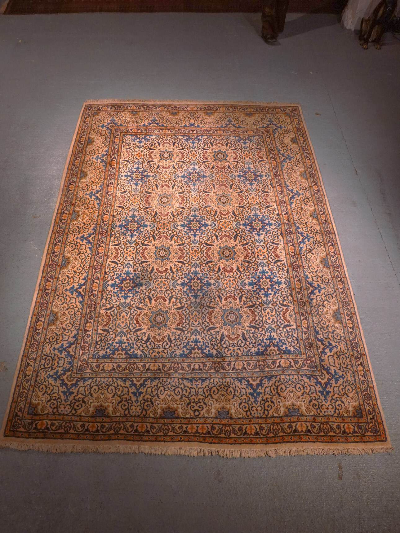 Vaalea käsinsolmittu Moud-villamatto, 305 × 210 cm
