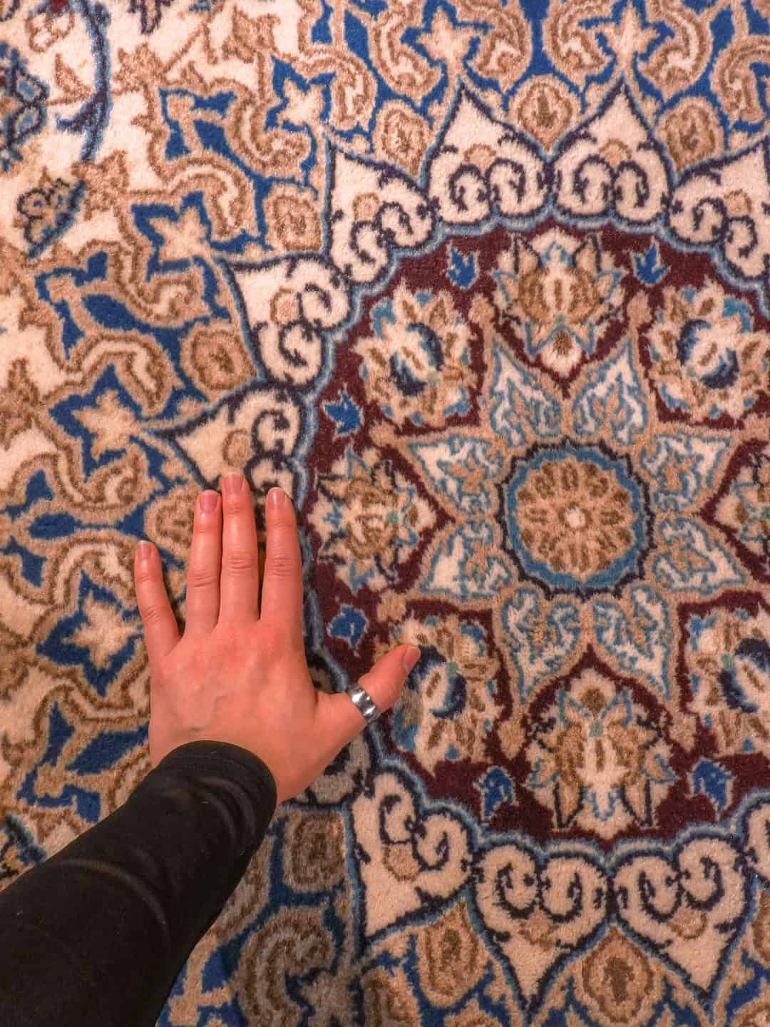Vaalea käsinsolmittu Nain-villamatto, 287 × 190 cm