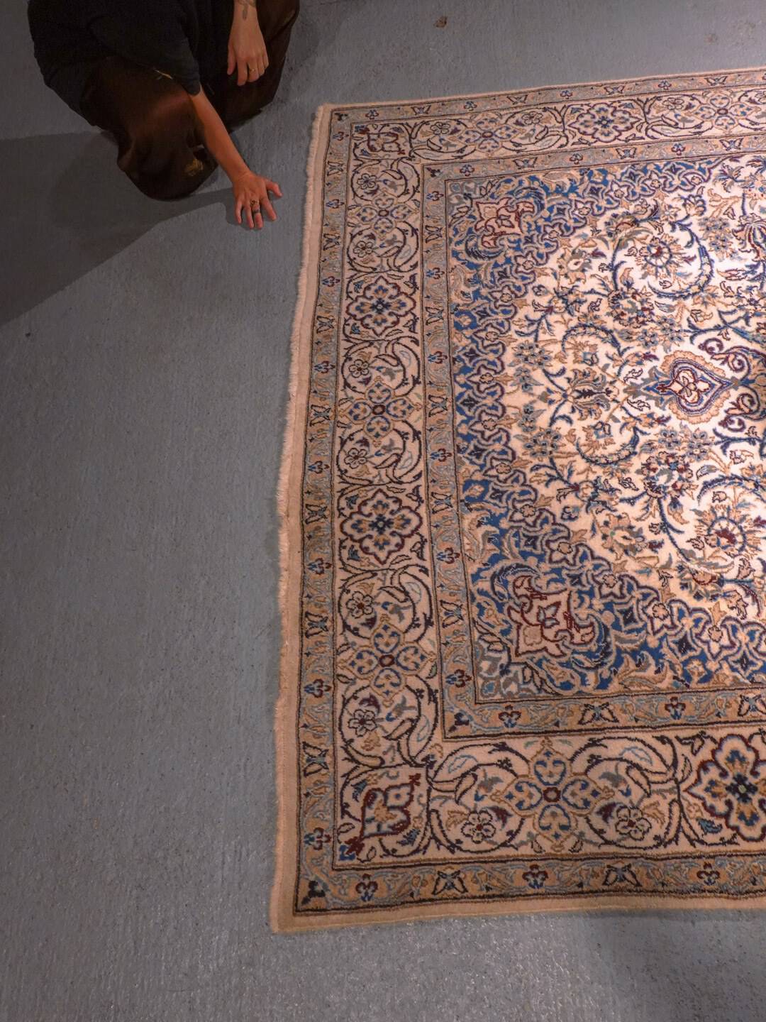 Vaalea käsinsolmittu Nain-villamatto, 287 × 190 cm