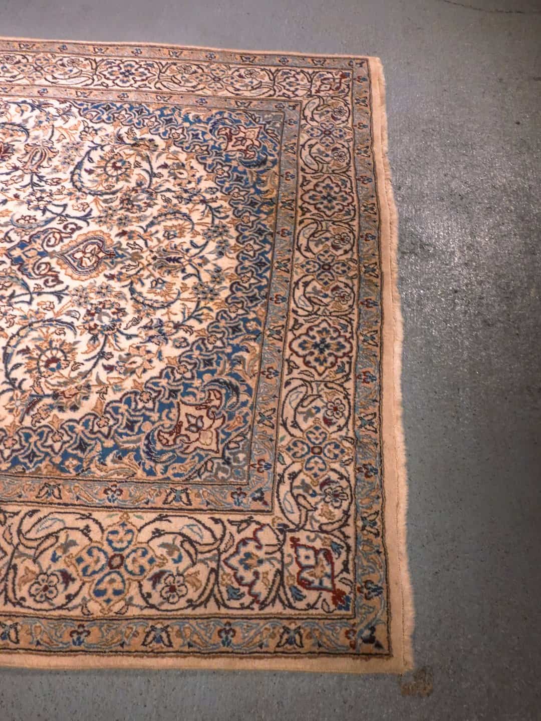 Vaalea käsinsolmittu Nain-villamatto, 287 × 190 cm