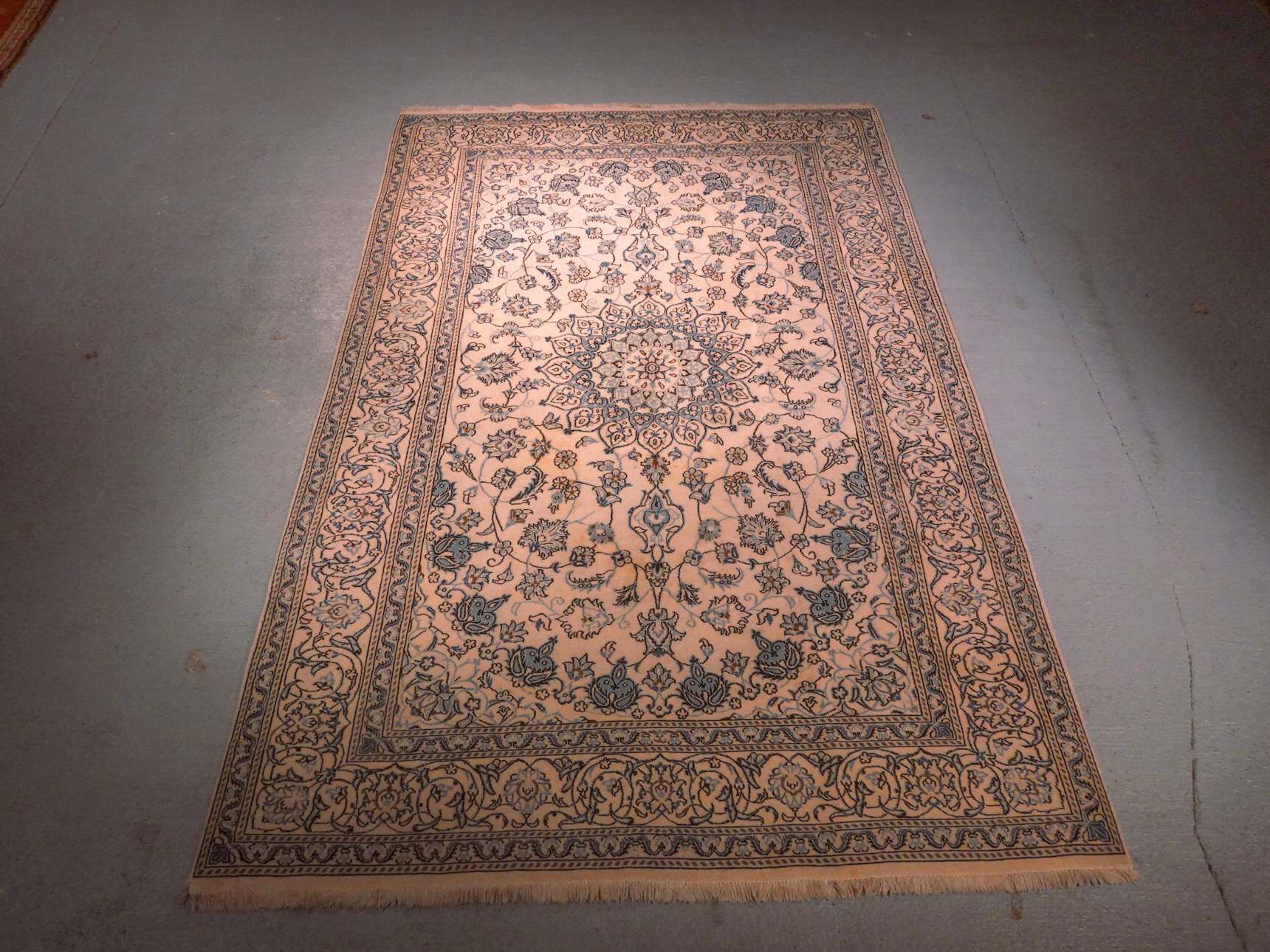 Vaalea käsinsolmittu Nain-villamatto, 305 × 200 cm