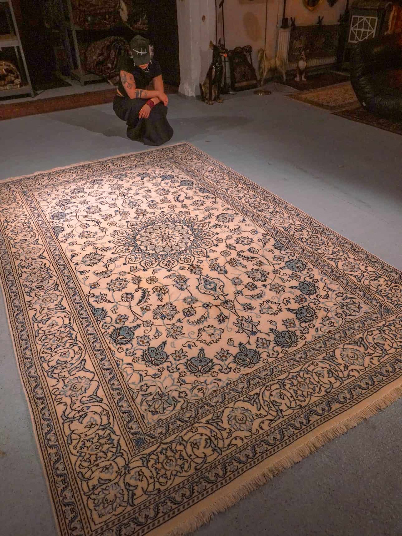 Vaalea käsinsolmittu Nain-villamatto, 305 × 200 cm