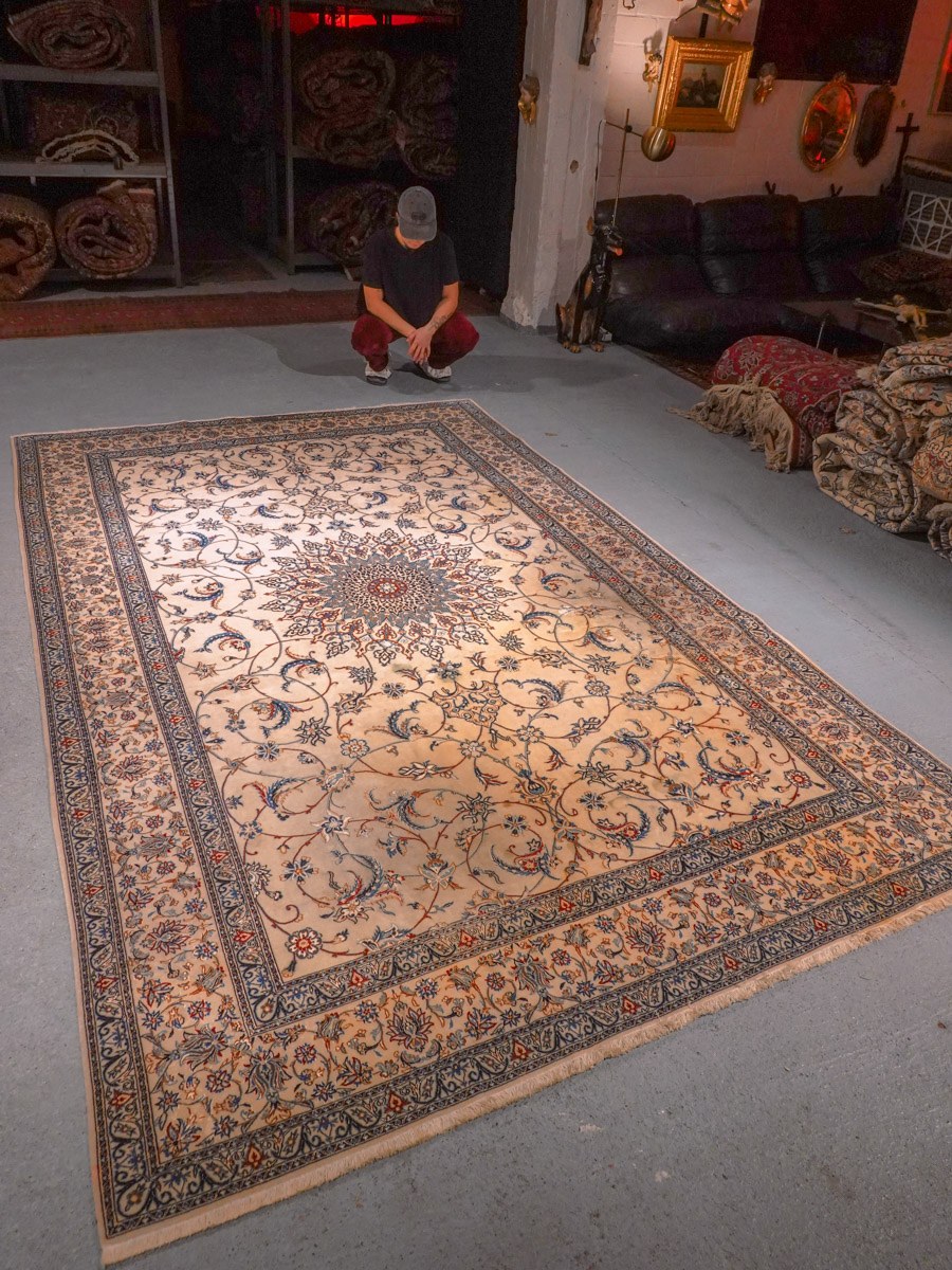 Vaalea käsinsolmittu Nain-villamatto, 322 × 205 cm