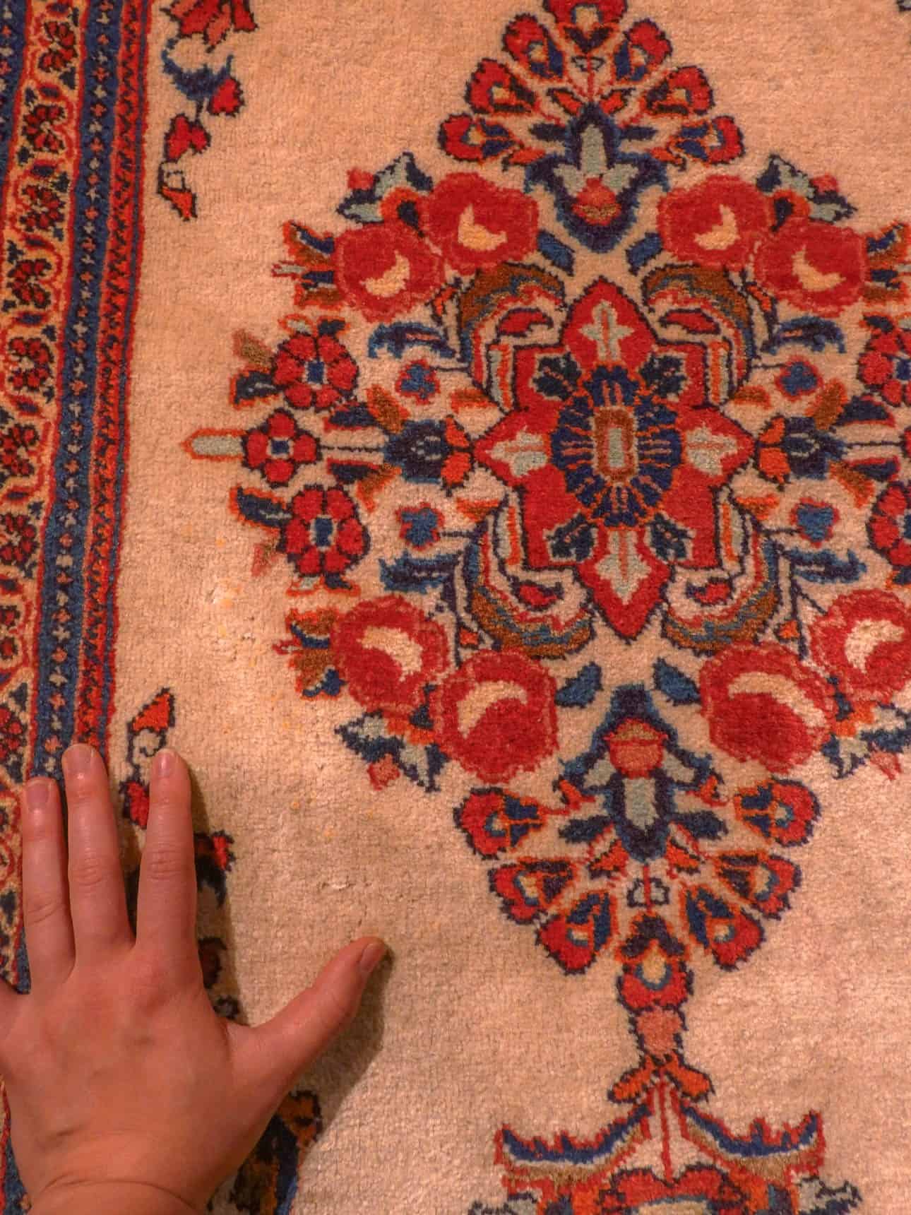 Punainen käsinsolmittu Sarouk-villamatto, 136 × 70 cm