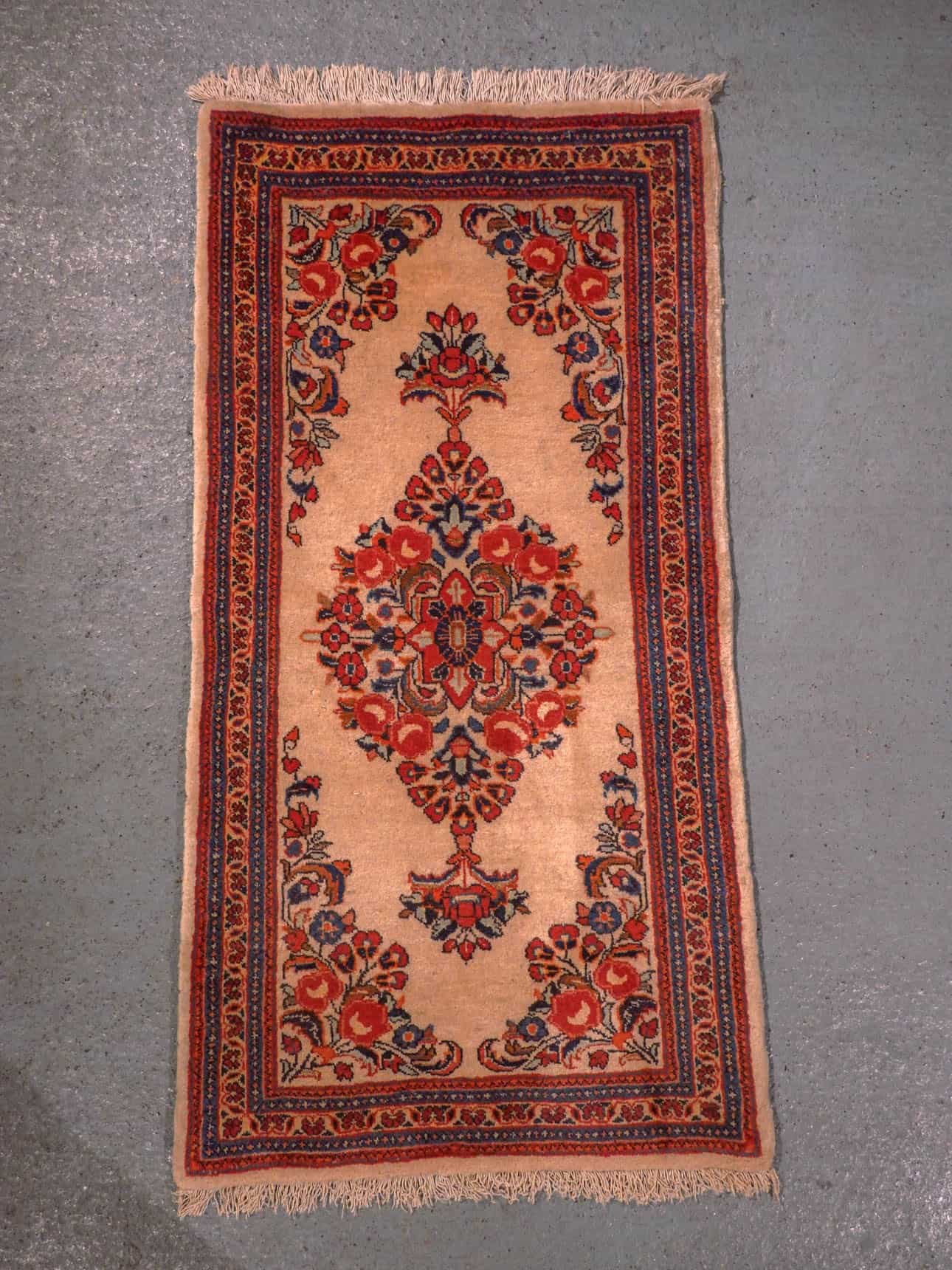 Punainen käsinsolmittu Sarouk-villamatto, 136 × 70 cm