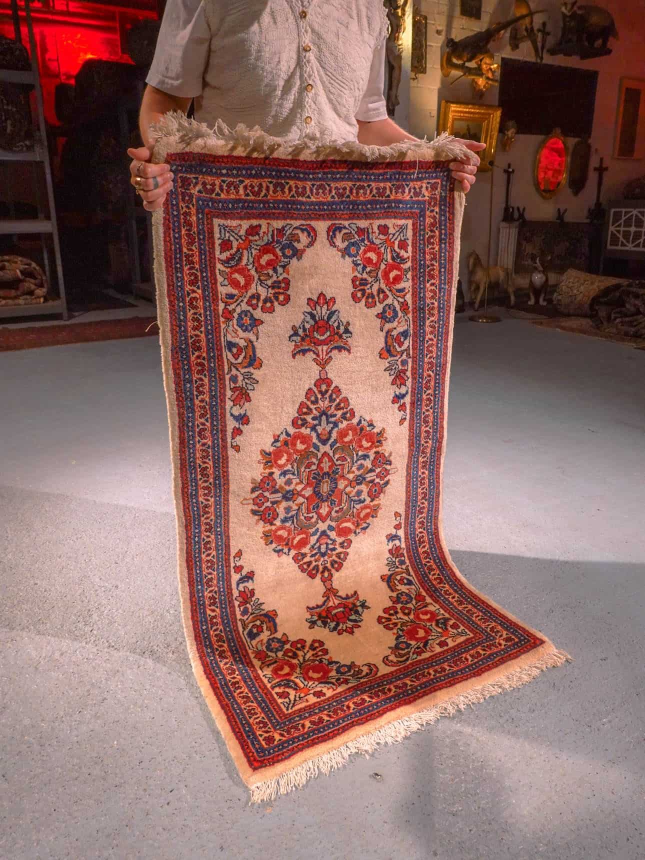Punainen käsinsolmittu Sarouk-villamatto, 136 × 70 cm