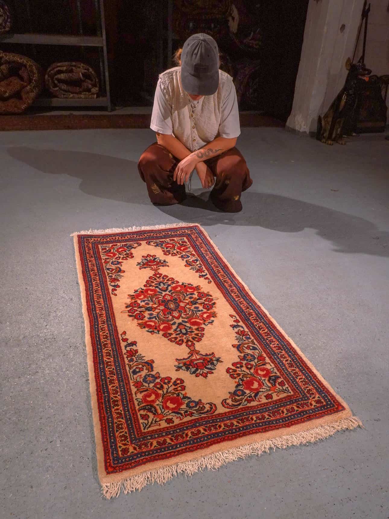 Punainen käsinsolmittu Sarouk-villamatto, 136 × 70 cm