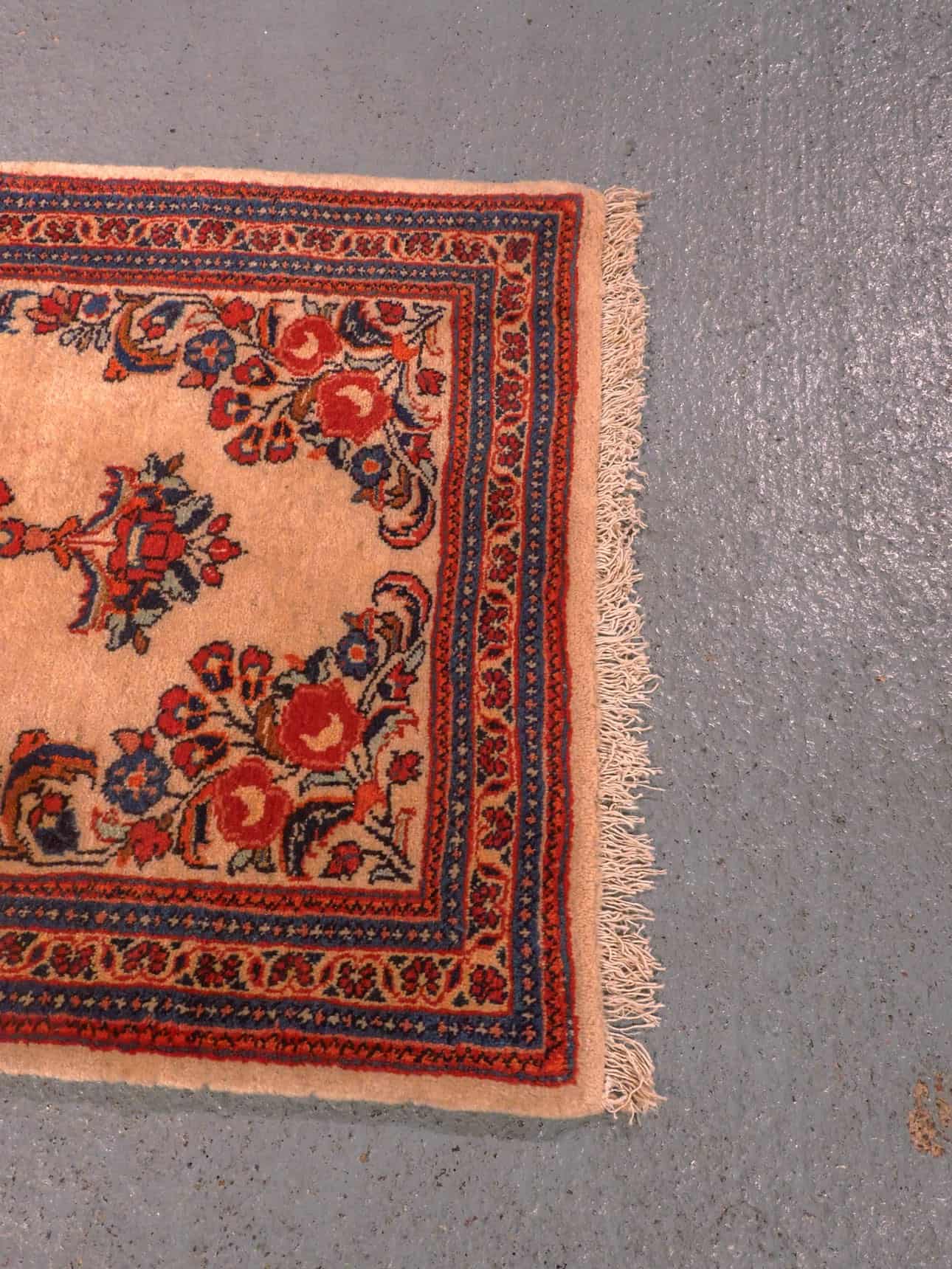 Punainen käsinsolmittu Sarouk-villamatto, 136 × 70 cm