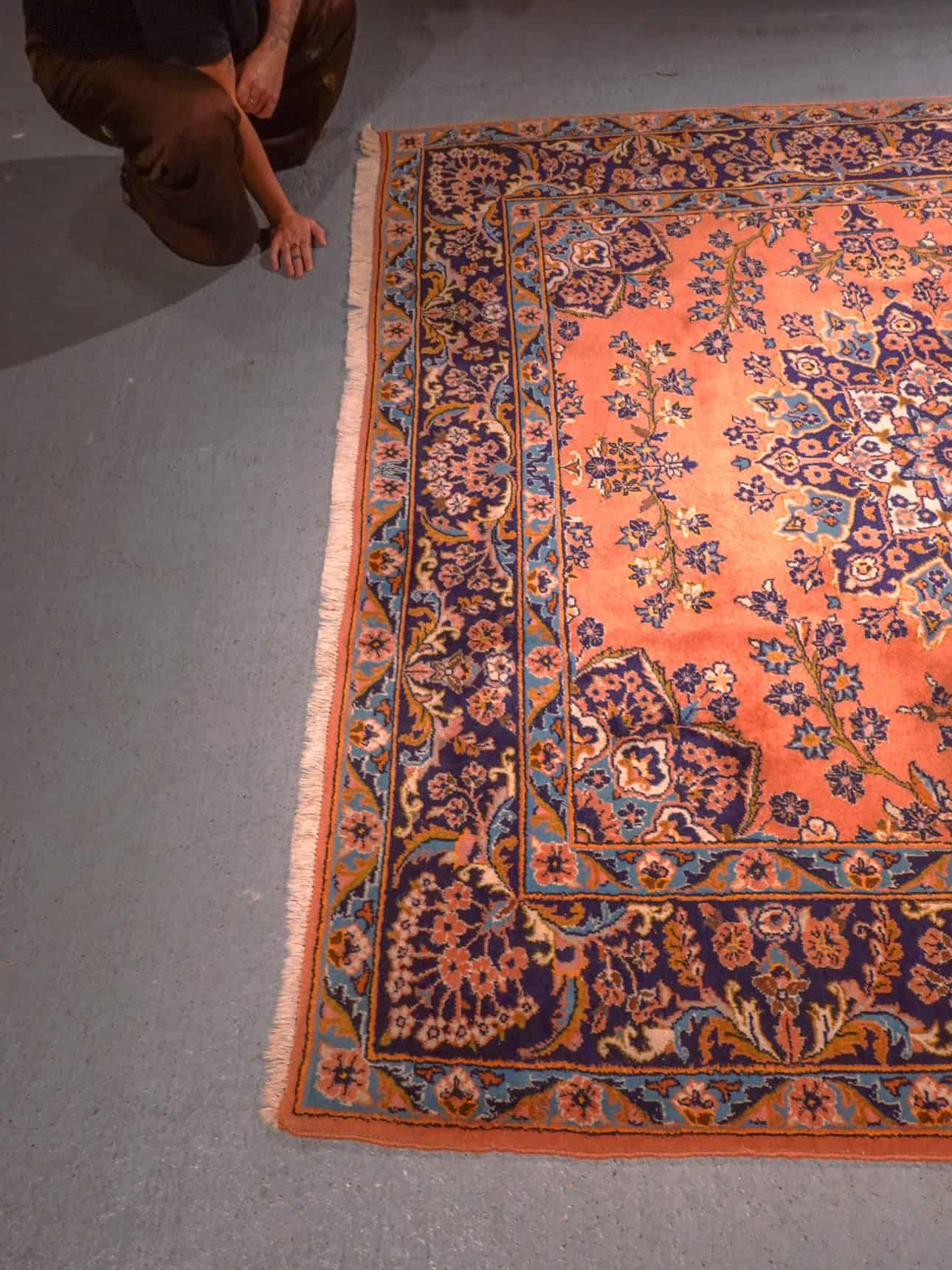 Maanläheinen käsinsolmittu Sarouk-villamatto, 205 × 200 cm
