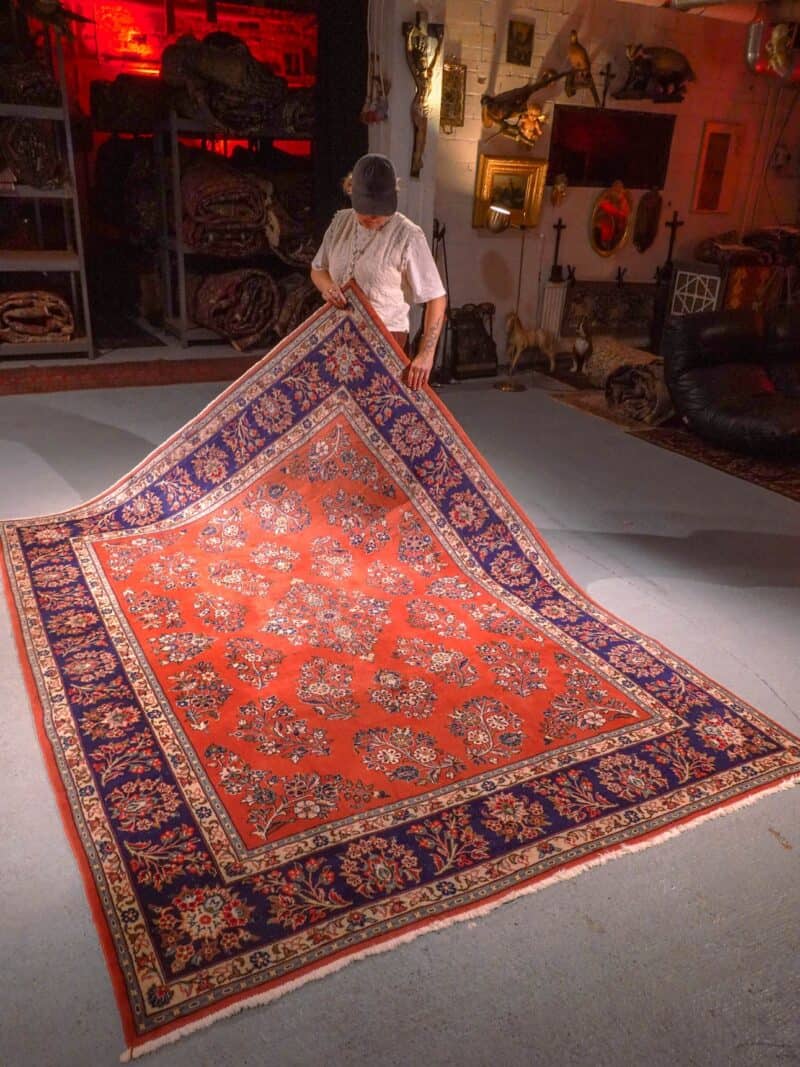 Punainen käsinsolmittu Sarouk-villamatto, 270 × 205 cm