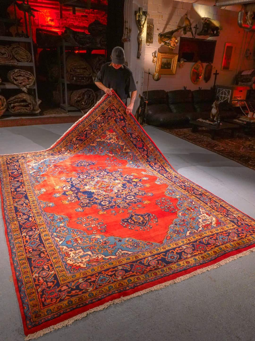 Punainen käsinsolmittu Sarouk-villamatto, 305 × 220 cm