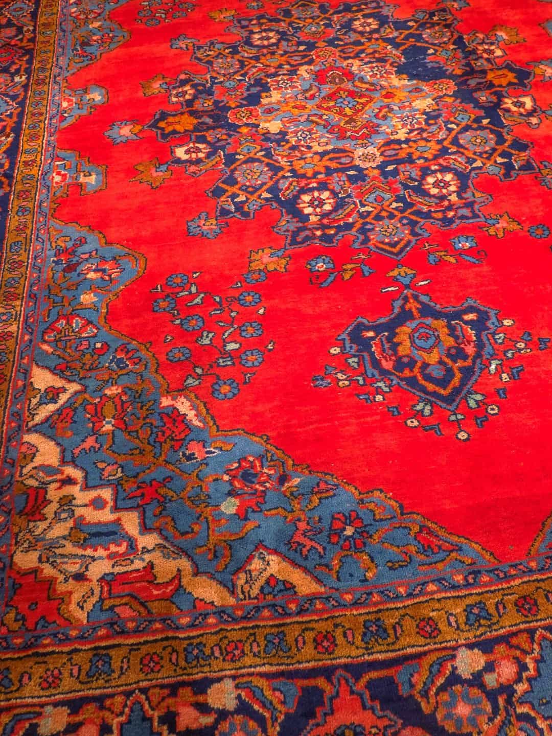 Punainen käsinsolmittu Sarouk-villamatto, 305 × 220 cm