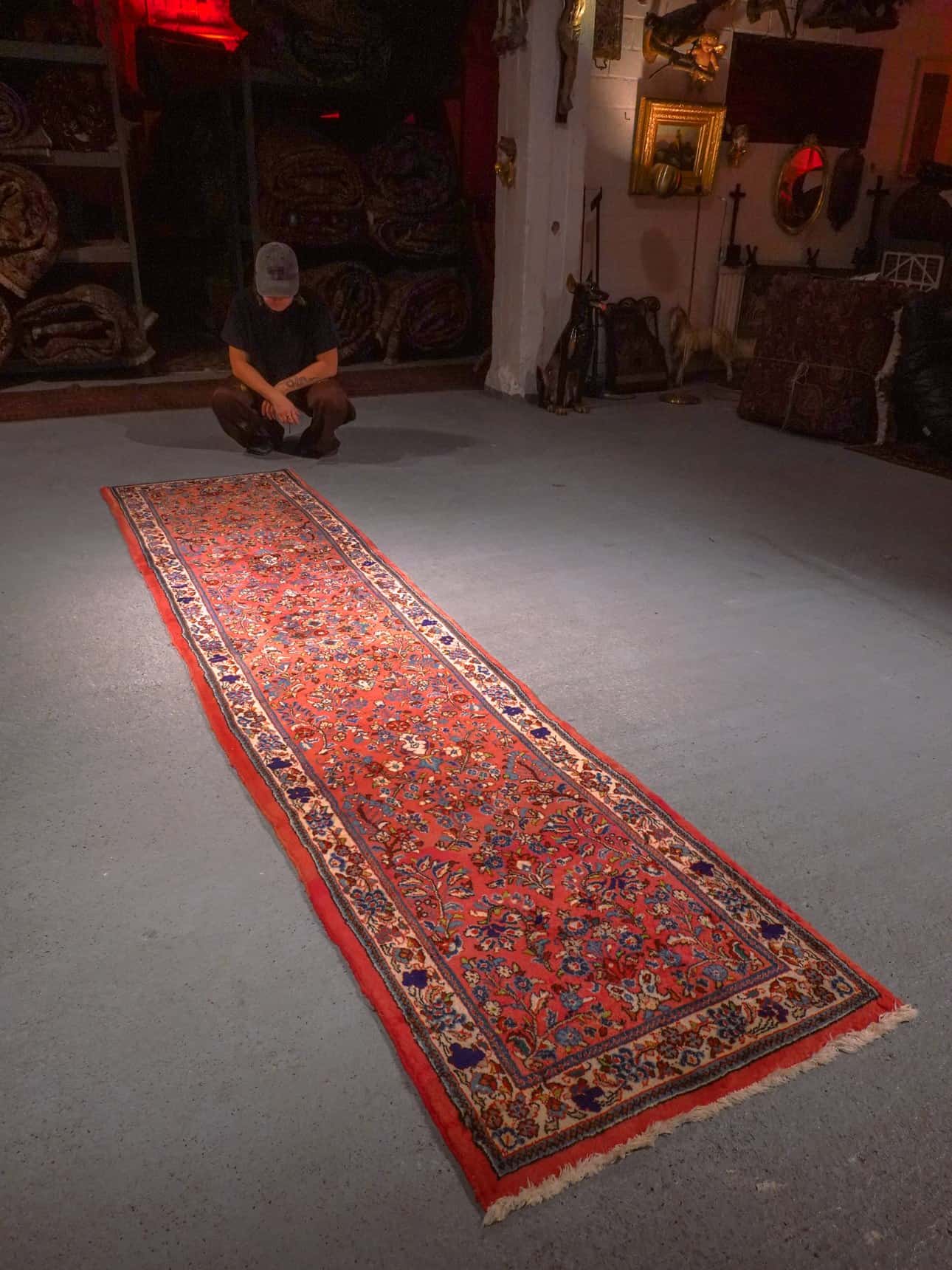 Punainen käsinsolmittu Sarouk-villamatto, 325 × 75 cm