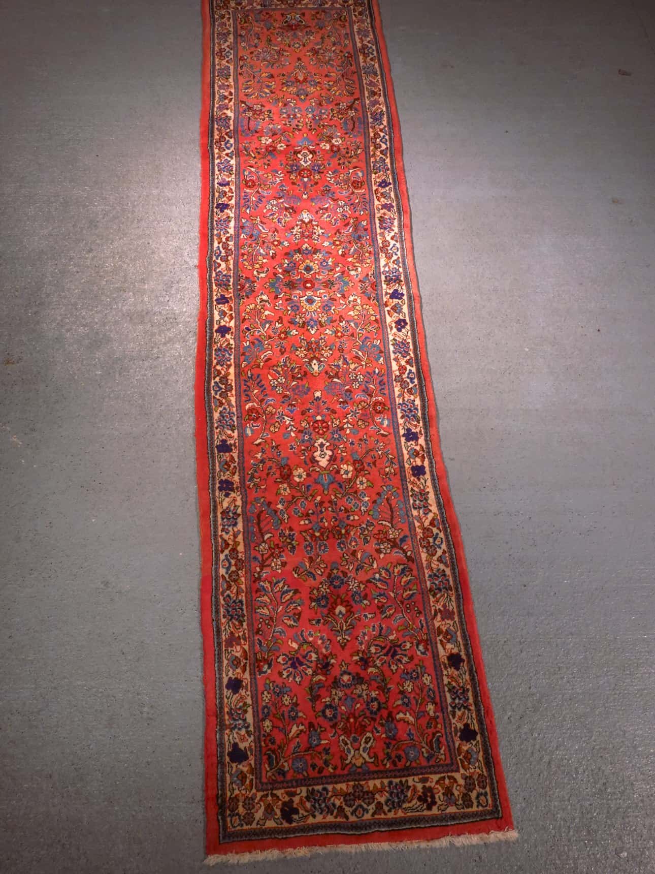 Punainen käsinsolmittu Sarouk-villamatto, 325 × 75 cm