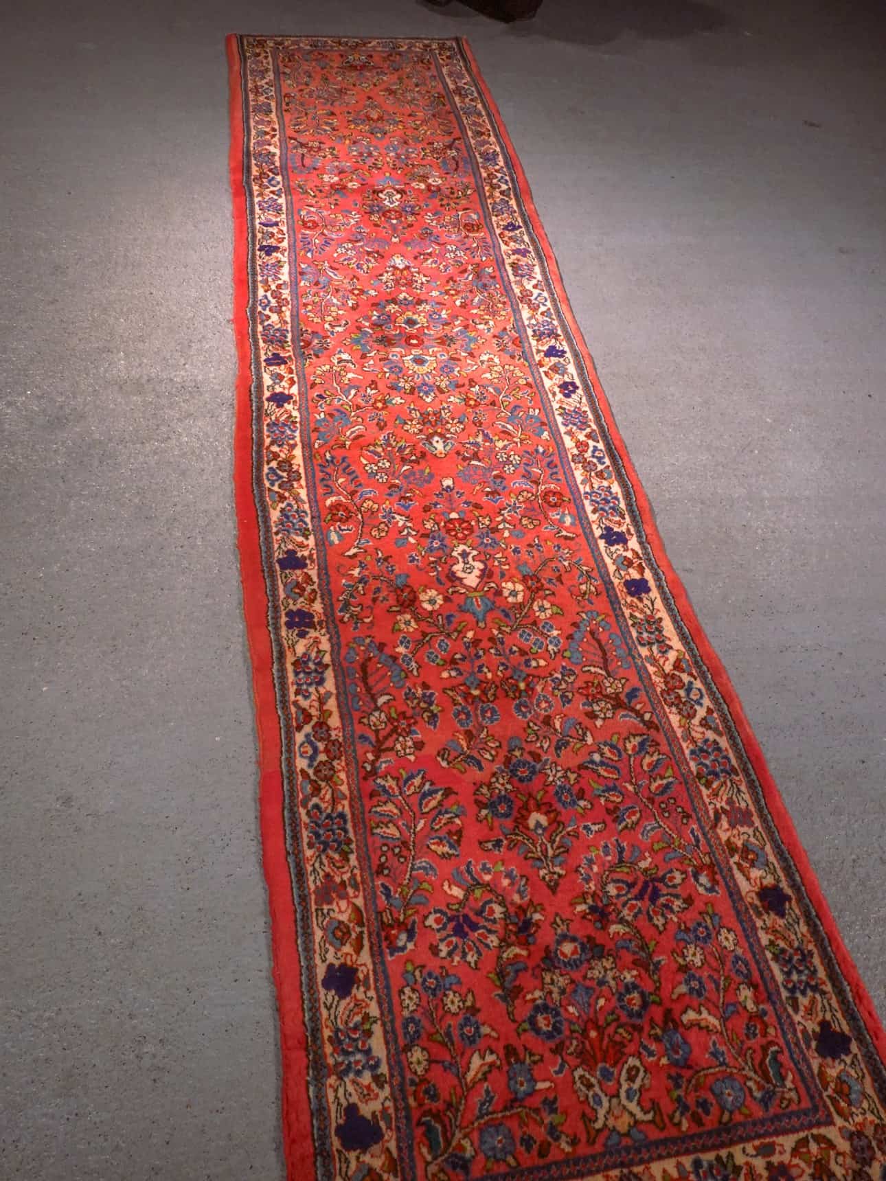 Punainen käsinsolmittu Sarouk-villamatto, 325 × 75 cm