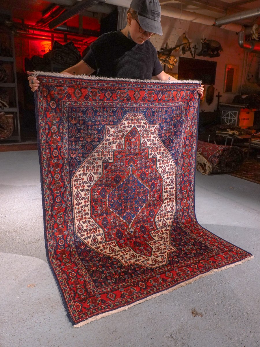 Punainen käsinsolmittu Senneh-villamatto, 163 × 121 cm