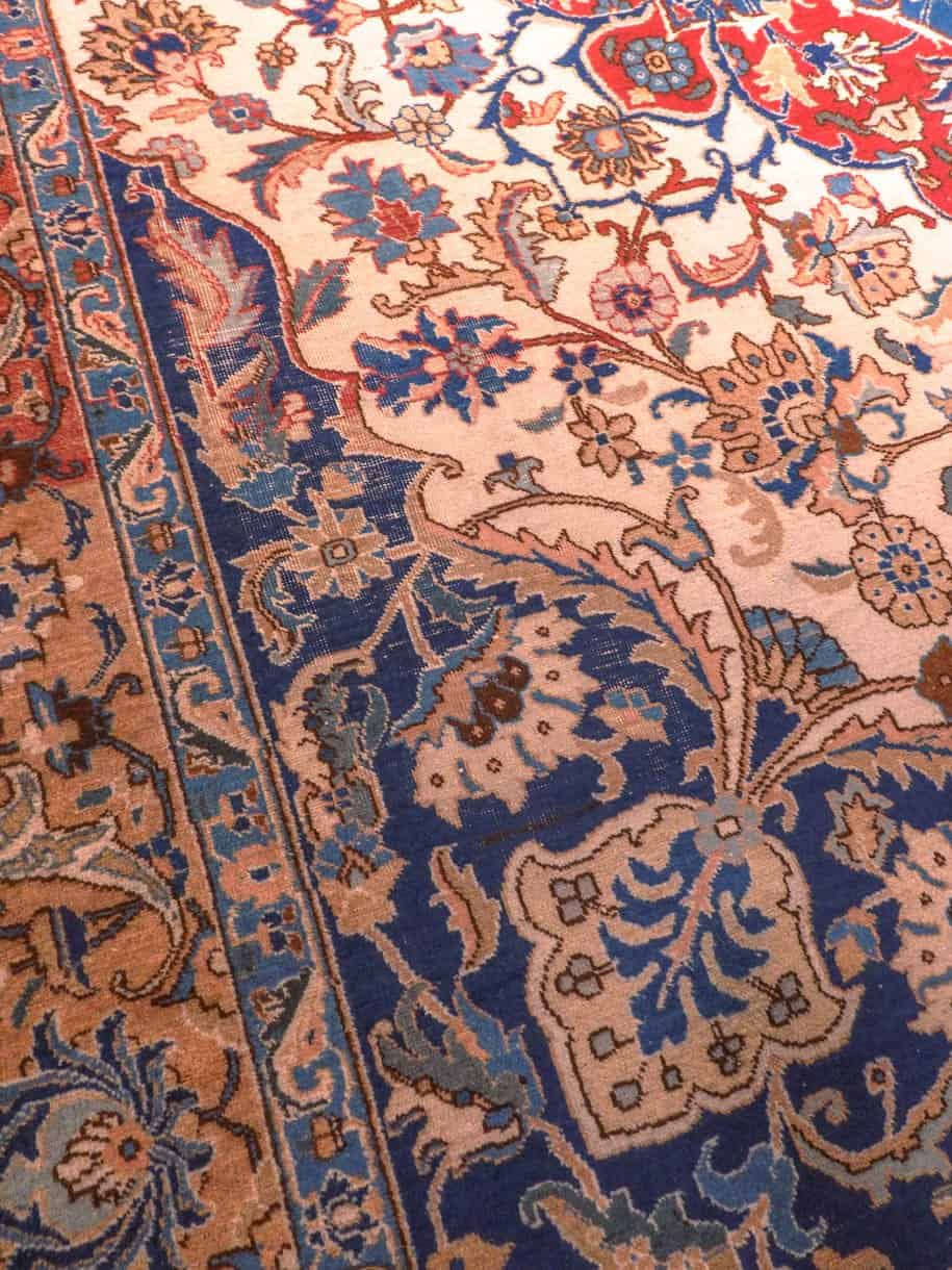 Vaalea käsinsolmittu Tabriz-villamatto, 410 × 303 cm